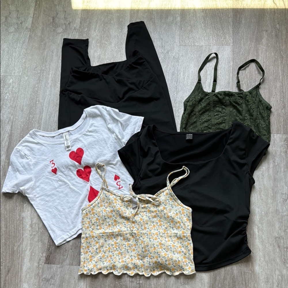 Bundle of 5 women’s, 4 tops 1 leggings